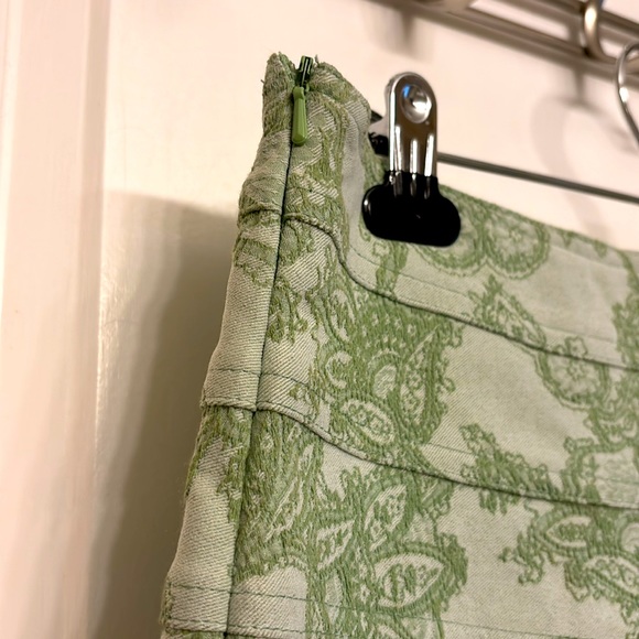 Kenzie Light Green Pleated Skirt Size 6 - Picture 5 of 7